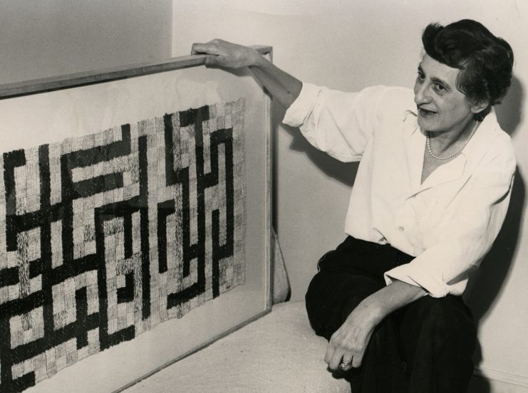 Anni Albers 1952 mit einem ihrer visionären textilen Künstwerke